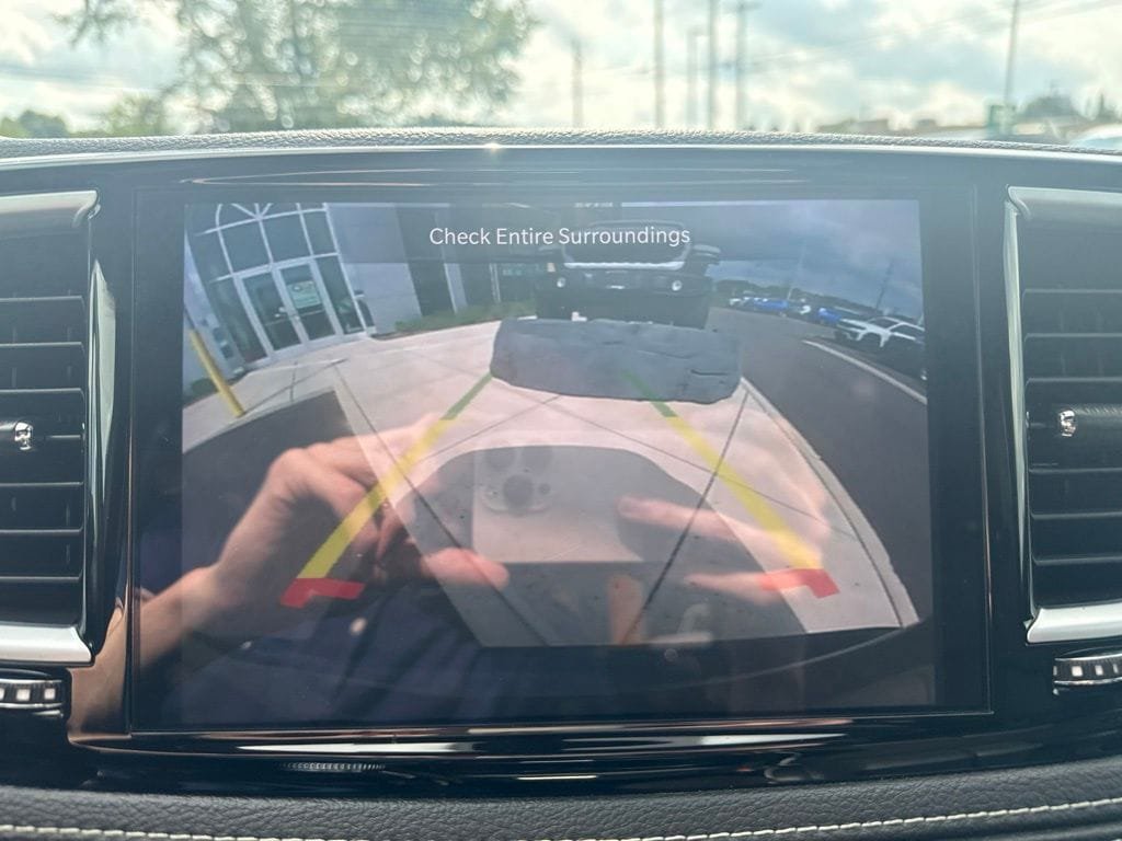 Used 2025 Chrysler Pacifica Limited FWD image 47