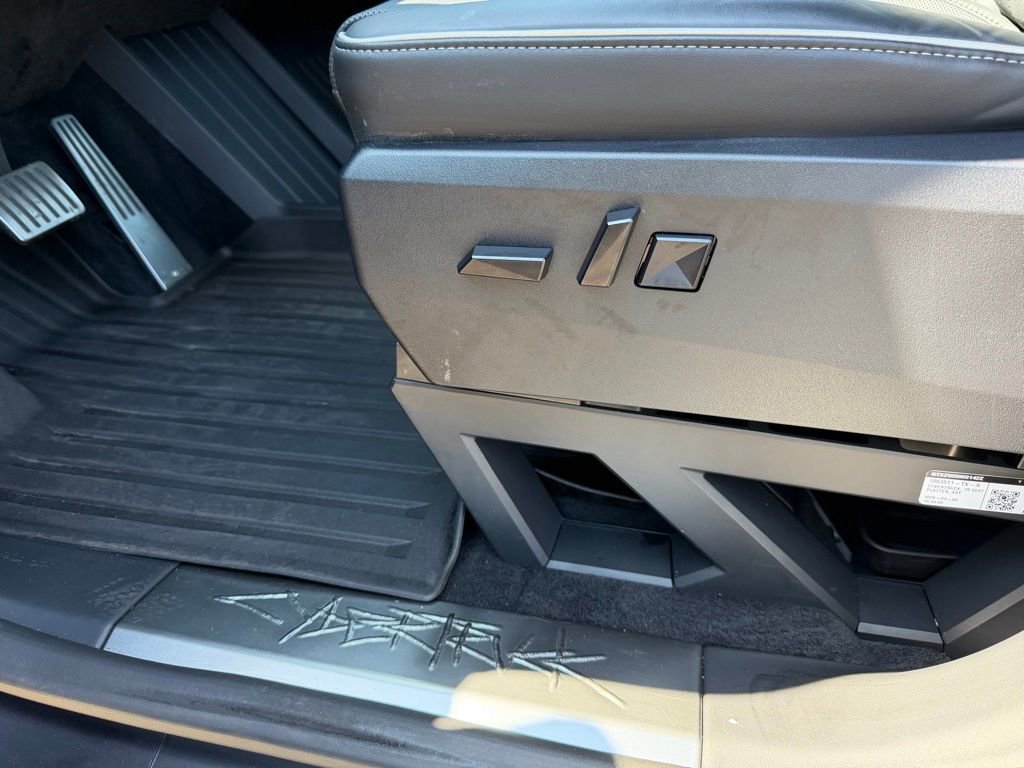 Used 2025 Tesla Cybertruck AWD Crew Cab image 12