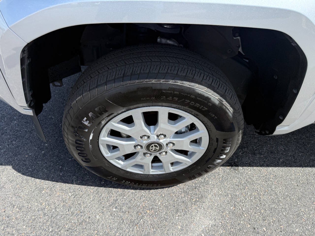 Used 2025 Toyota Tacoma SR5 AWD/4WD image 15