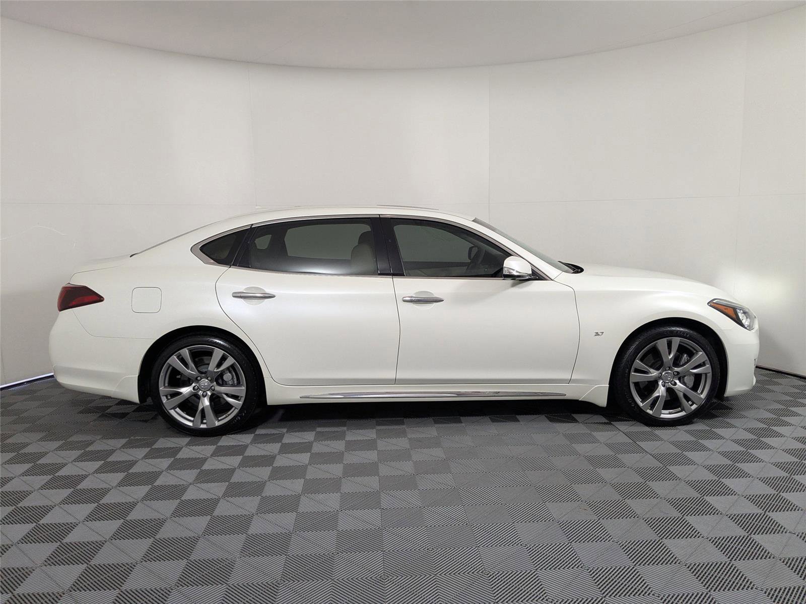 Used 2019 INFINITI Q70 L 3.7 image 4