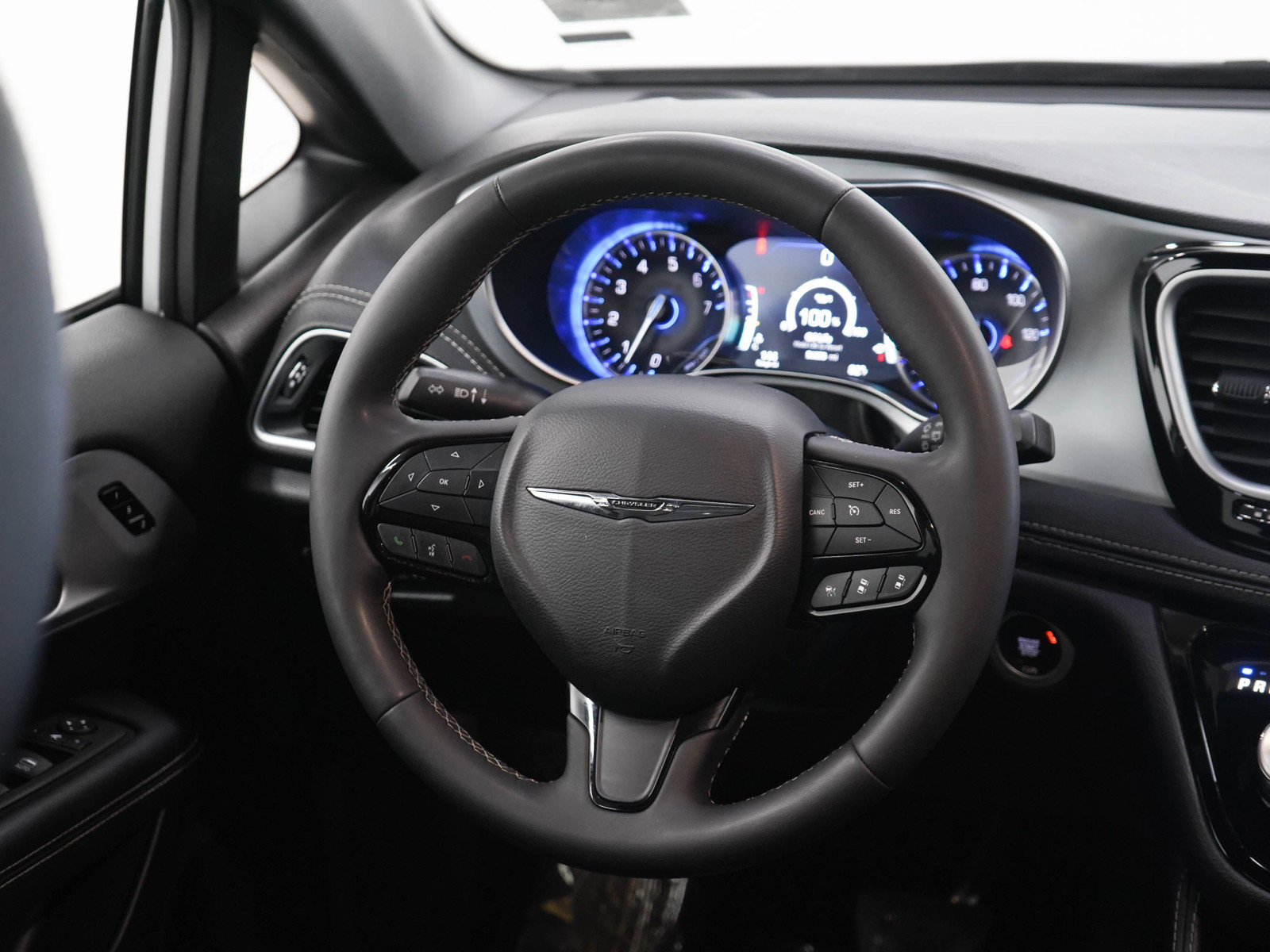 Used 2025 Chrysler Pacifica Limited FWD image 15