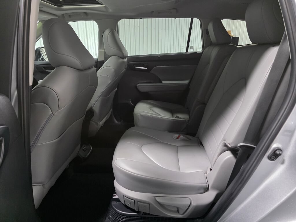 Used 2024 Toyota Highlander XLE AWD/4WD image 10