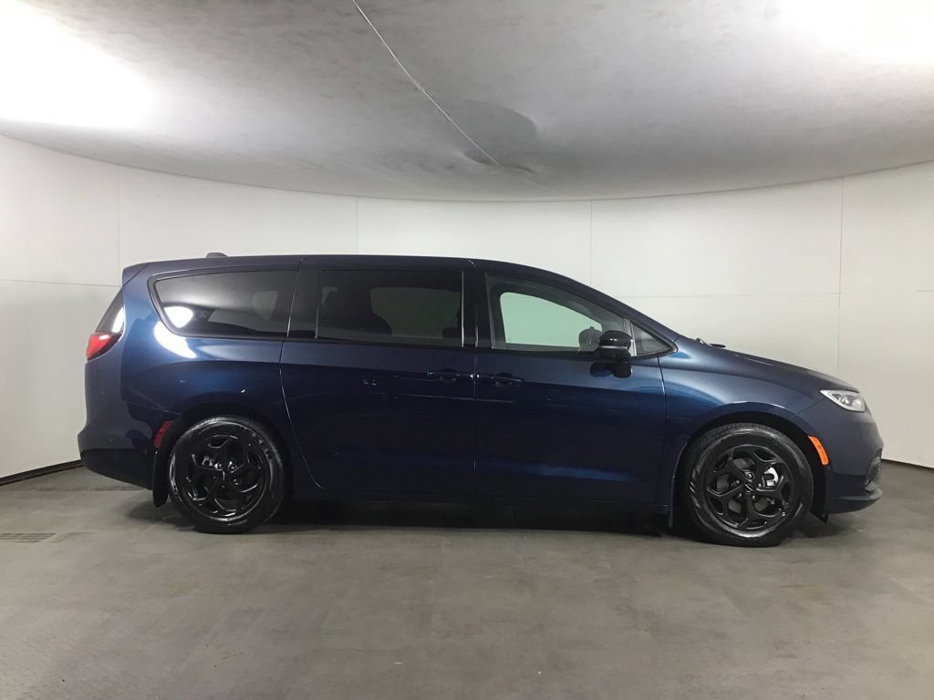 Used 2023 Chrysler Pacifica Limited w/ Uconnect Theater Family Group FWD image 8