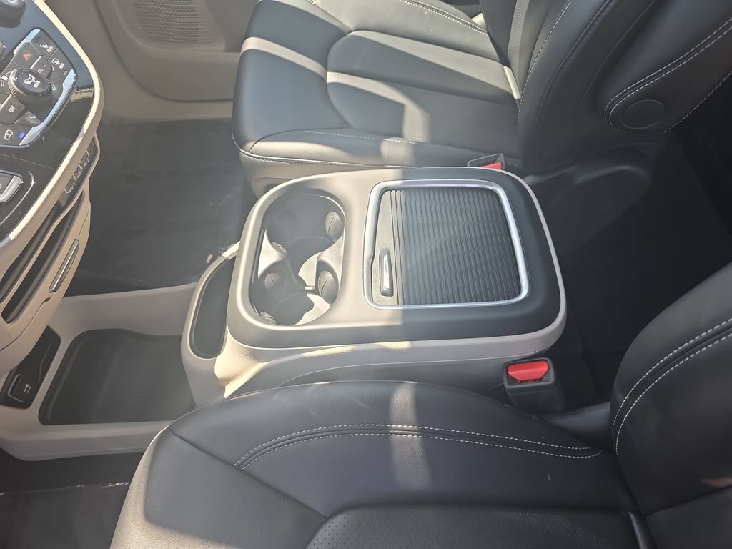 Used 2024 Chrysler Pacifica Touring-L FWD image 24