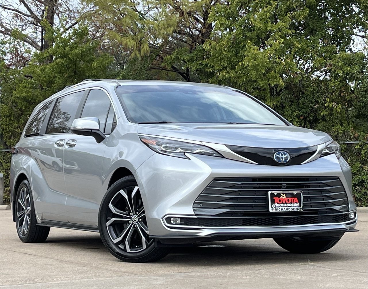 Used 2025 Toyota Sienna Platinum FWD image 2