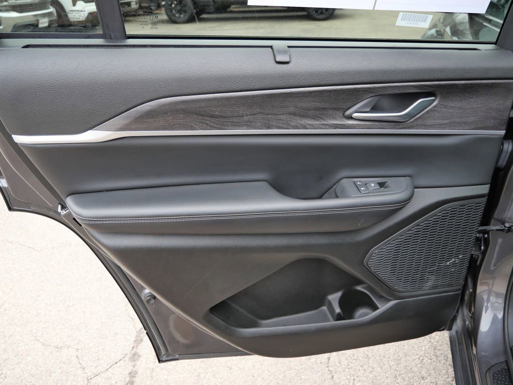 Used 2024 Jeep Grand Cherokee L Limited w/ Luxury Tech Group II image 25