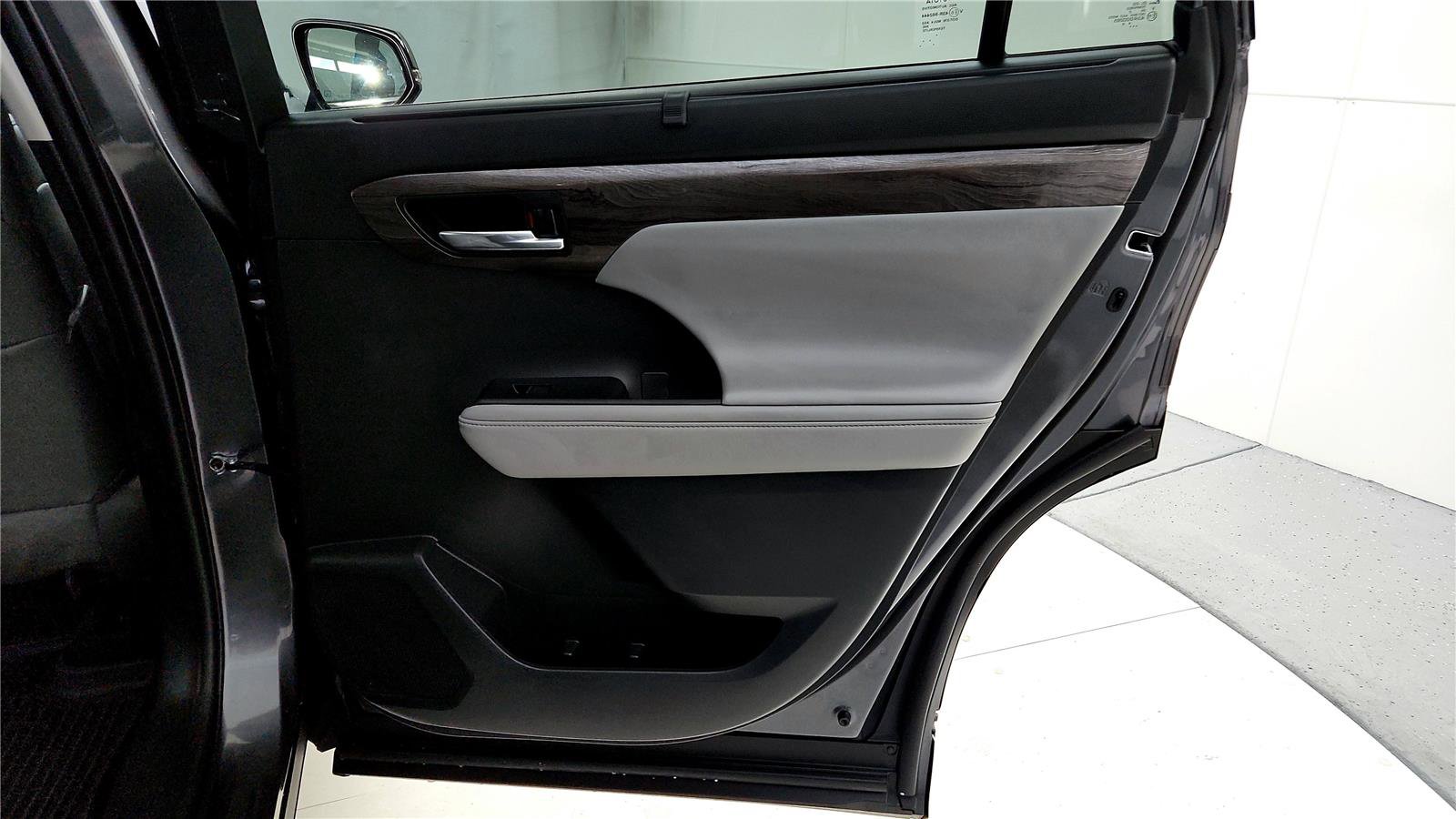 Used 2023 Toyota Highlander Limited image 19