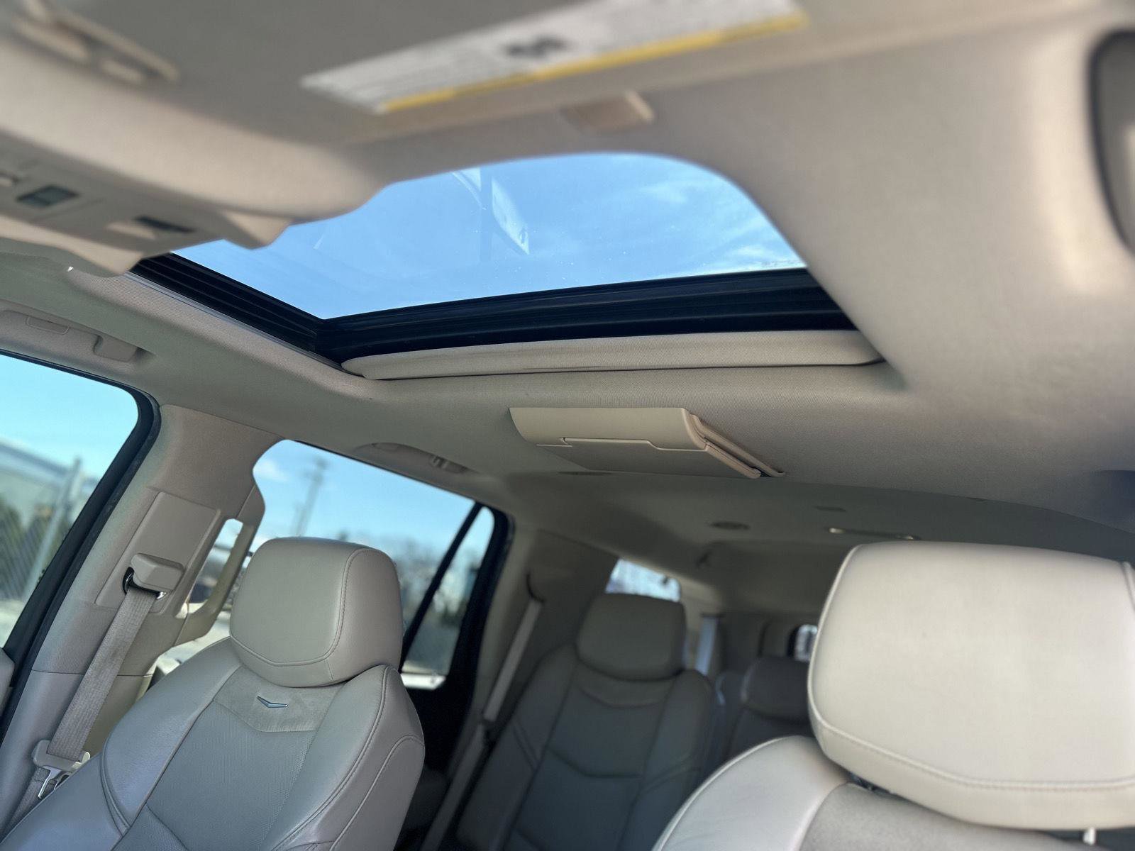 Used 2018 Cadillac Escalade Luxury AWD/4WD image 16