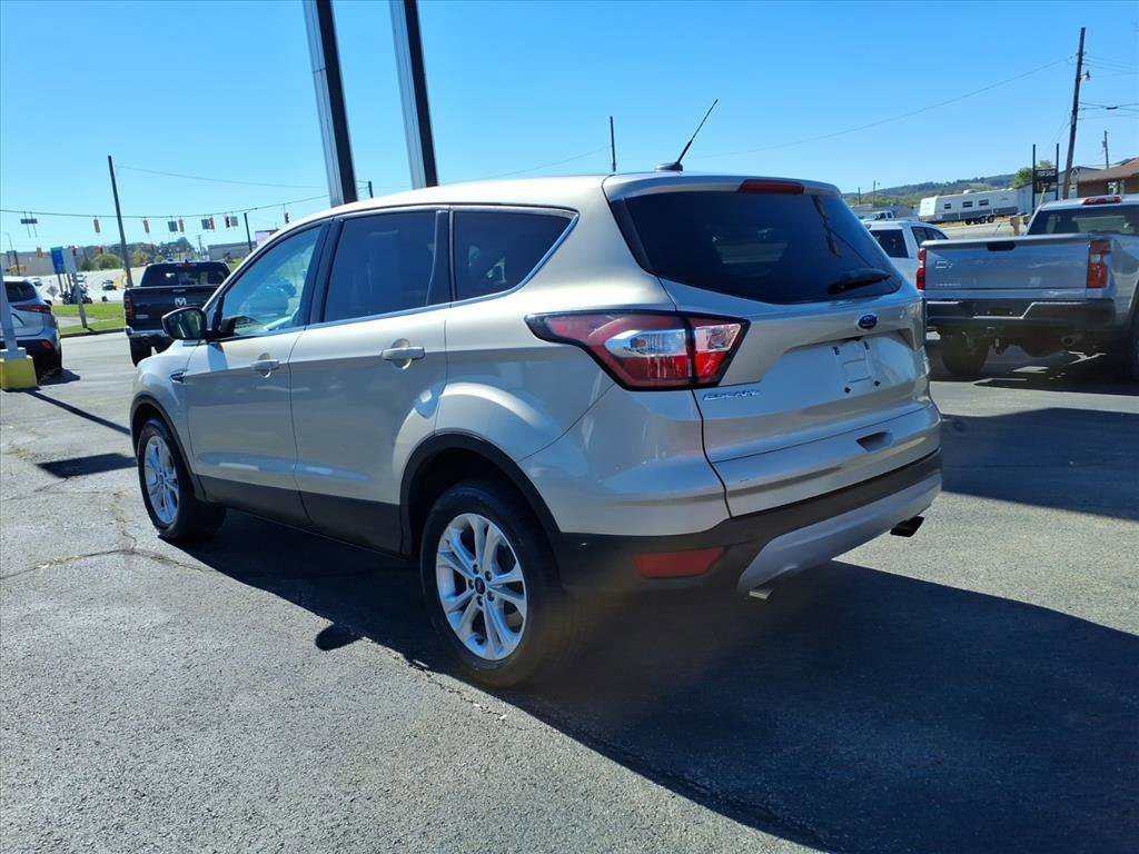 Used 2017 Ford Escape SE image 3