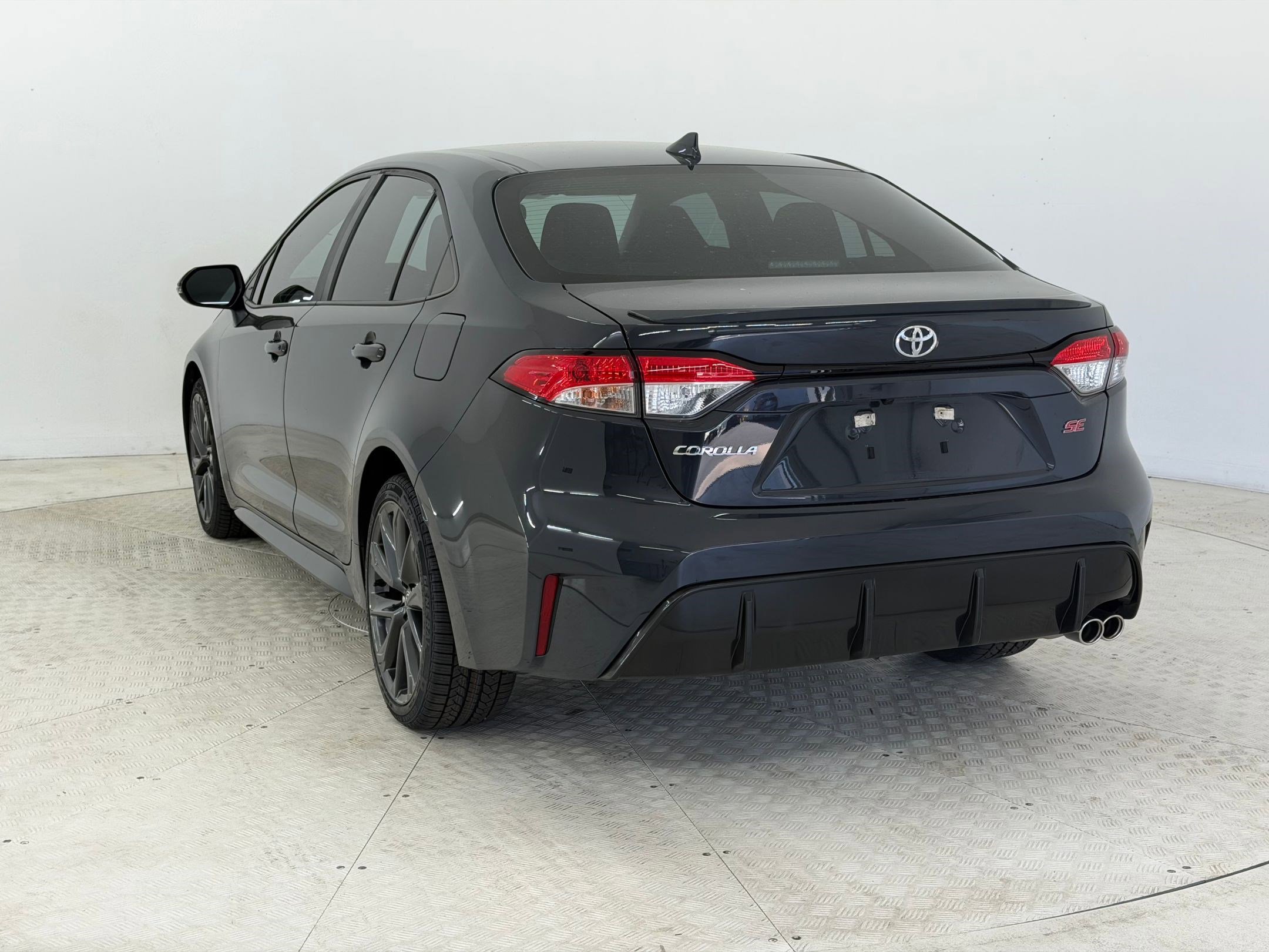 Used 2023 Toyota Corolla SE FWD image 3
