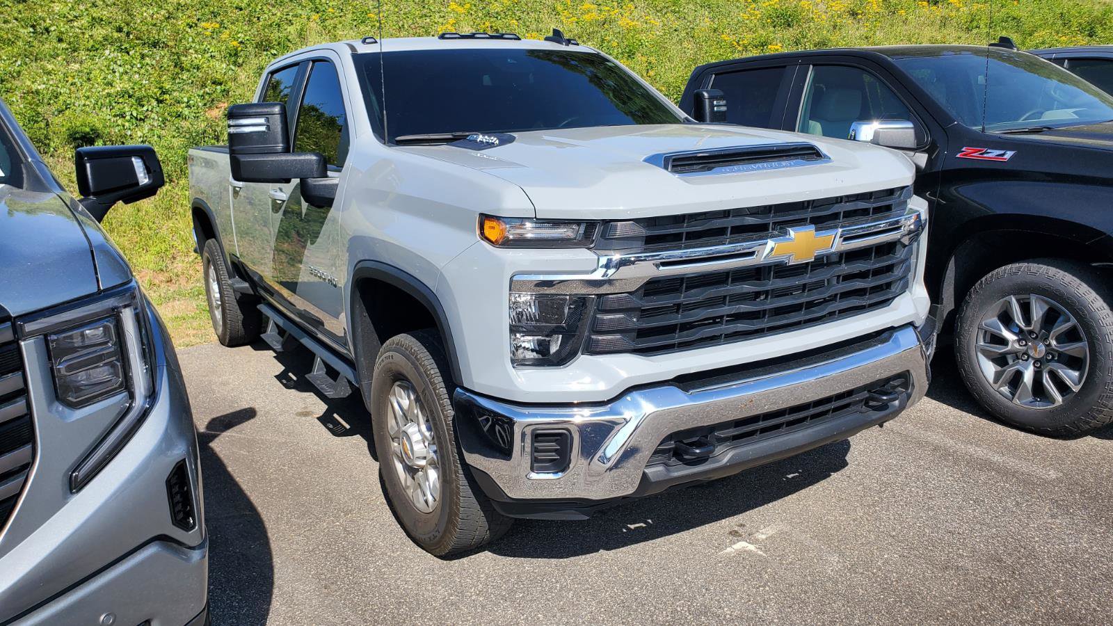 Used 2024 Chevrolet Silverado 2500 LT AWD/4WD image 2