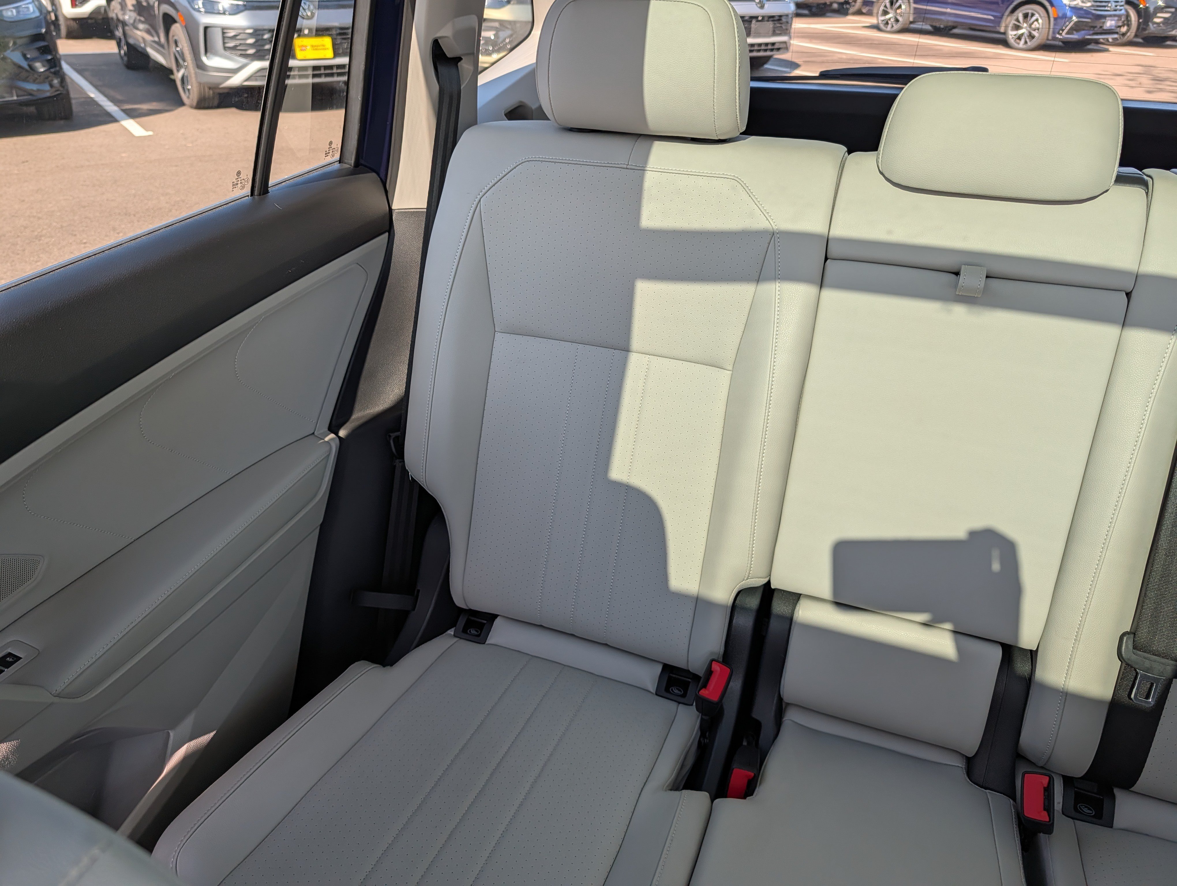 Used 2023 Volkswagen Tiguan SE w/ Panoramic Sunroof Package AWD/4WD image 12