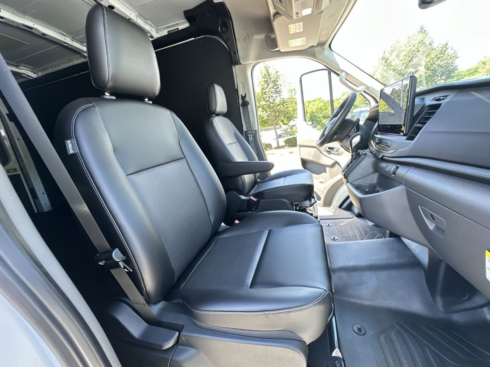 New 2026 Ford Transit 250 148 Medium Roof w/ Load Area Protection Package RWD image 32