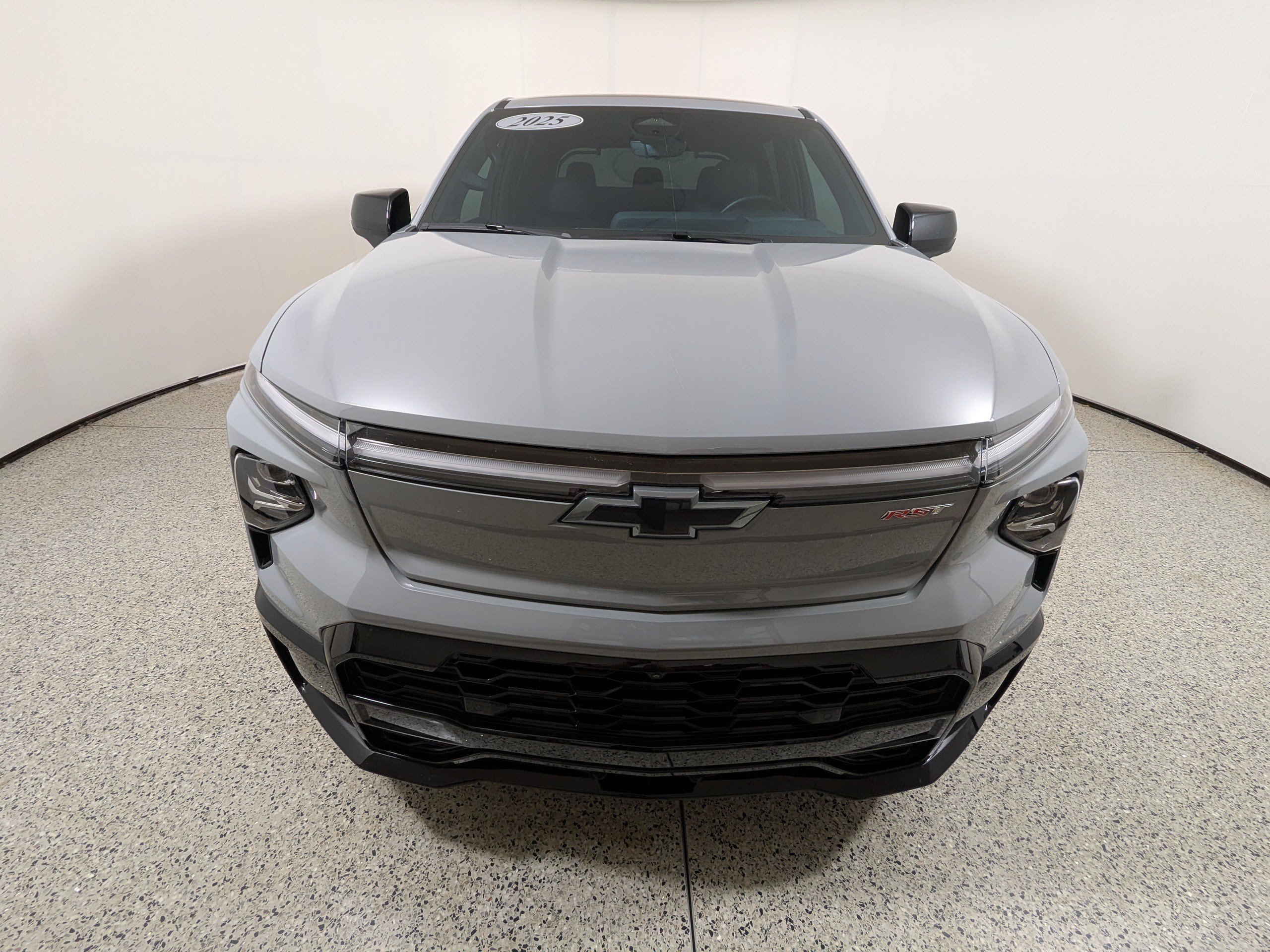 Used 2025 Chevrolet Silverado EV RST AWD/4WD image 2