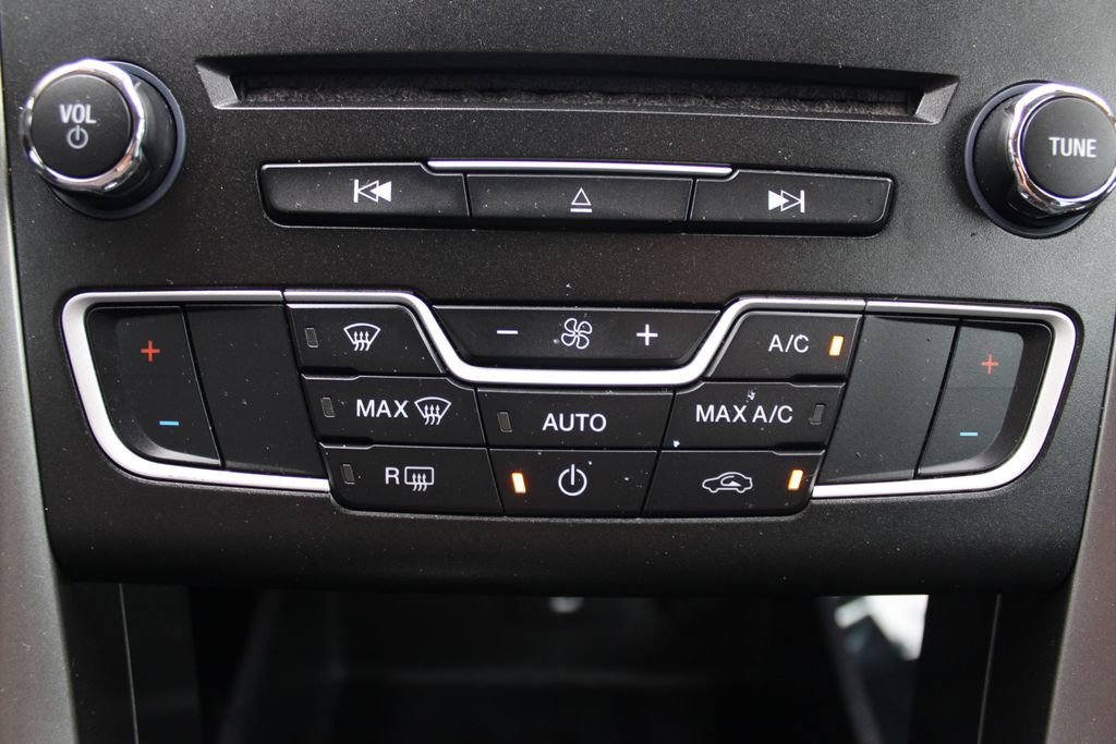 Used 2017 Ford Fusion SE FWD image 27