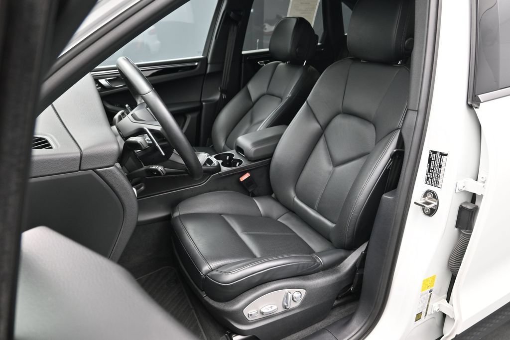 Certified 2023 Porsche Macan AWD/4WD image 5