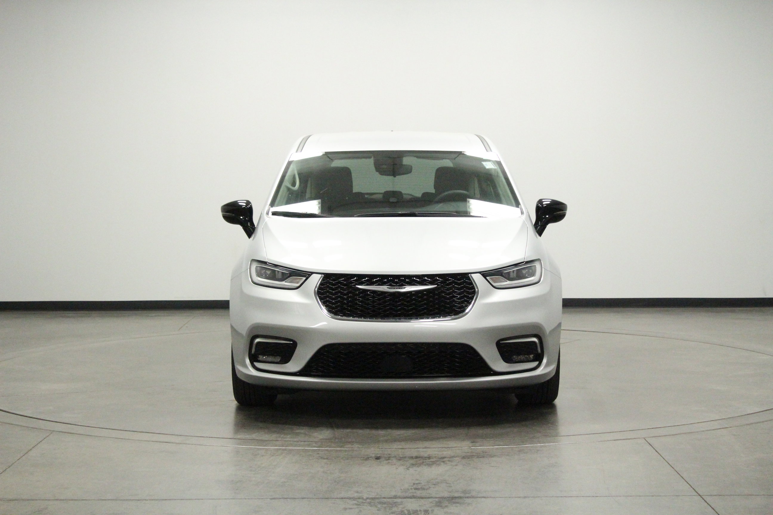 Used 2024 Chrysler Pacifica Touring-L FWD image 3