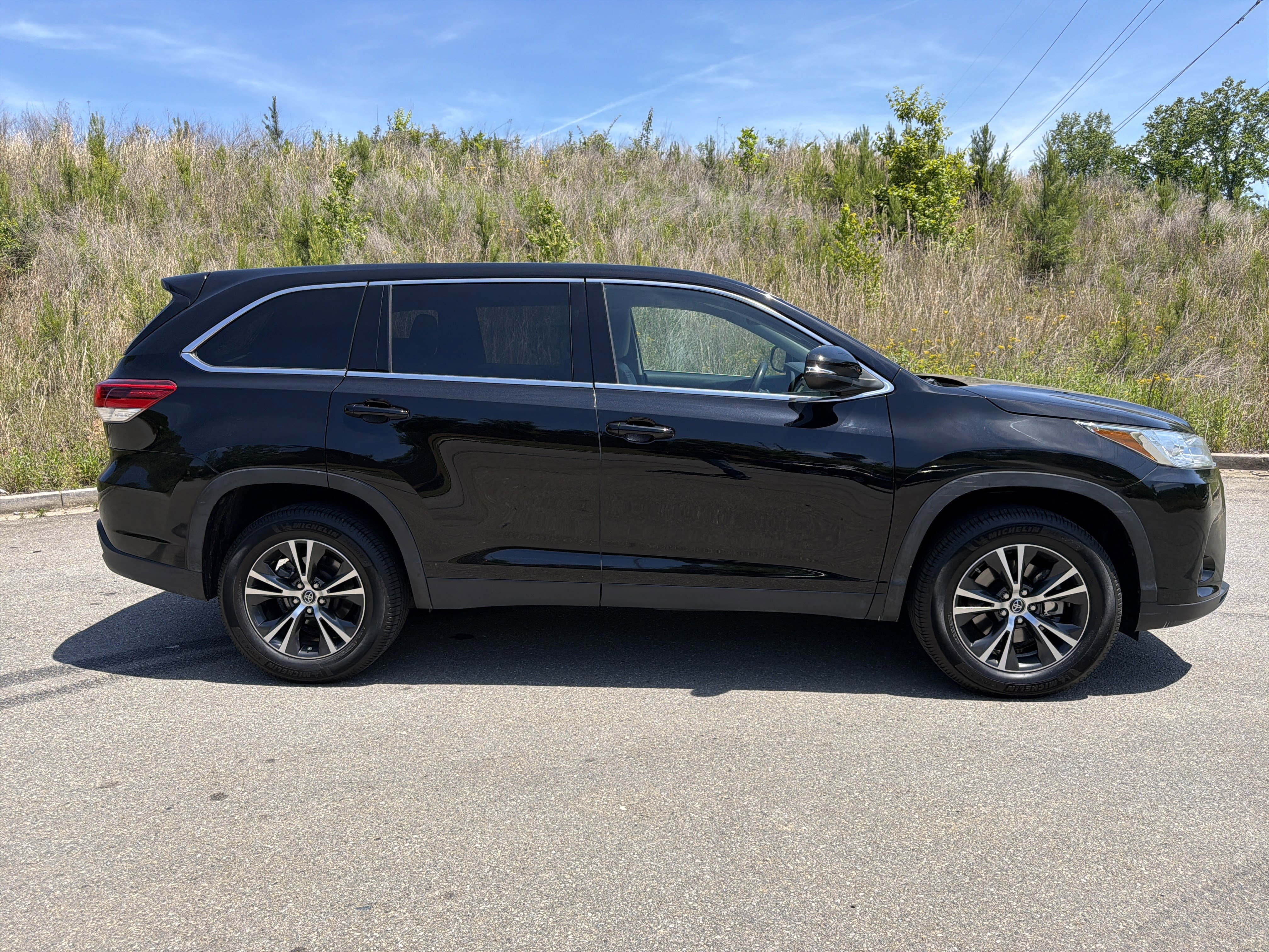 Used 2019 Toyota Highlander LE FWD image 4