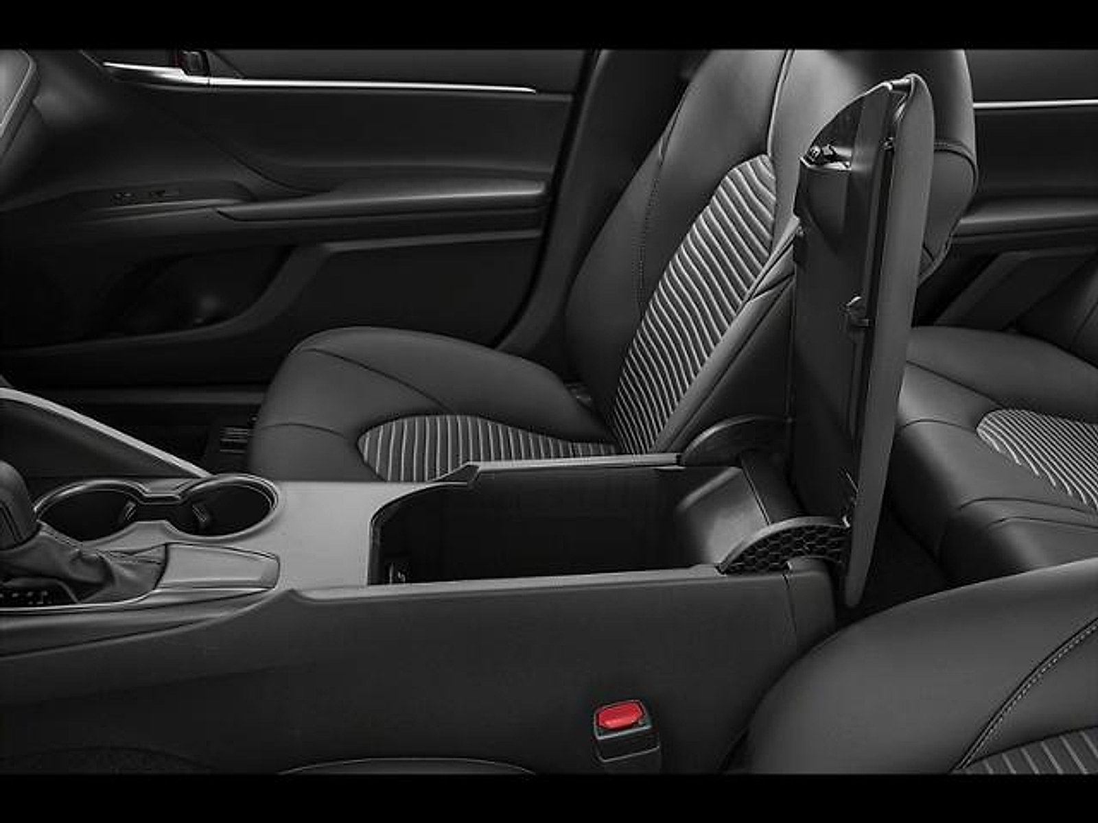 Used 2021 Toyota Camry SE w/ Cold Weather Package FWD image 90