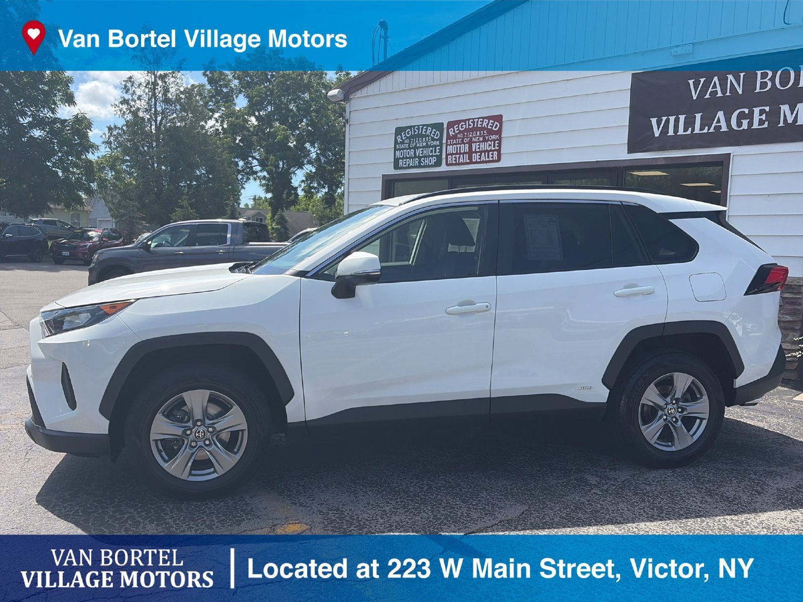 Used 2022 Toyota RAV4 LE AWD/4WD image 2