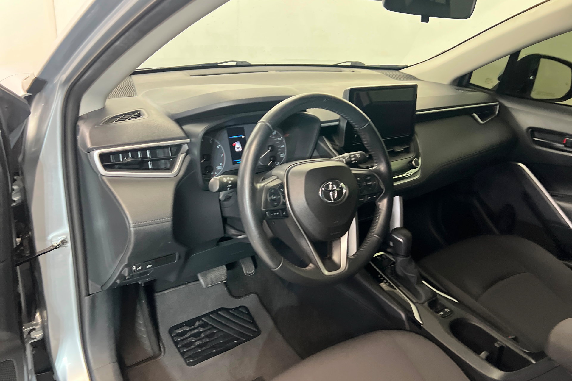 Used 2023 Toyota Corolla Cross LE w/ Moonroof Package FWD image 16
