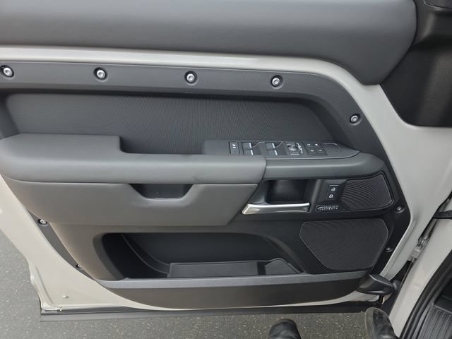 New 2026 Land Rover Defender 130 X-Dynamic SE AWD/4WD image 19