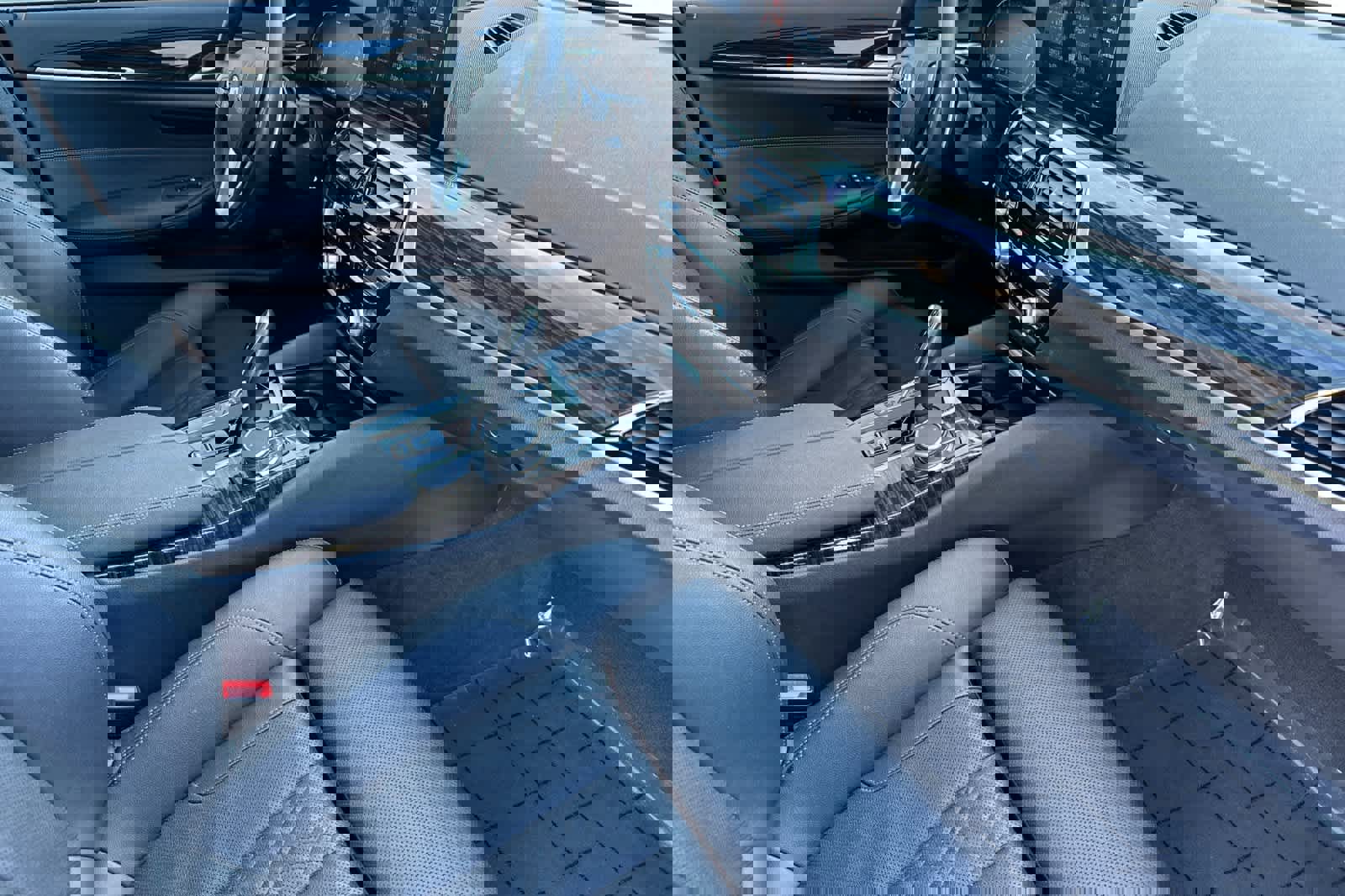 Certified 2023 BMW 530e w/ Convenience Package image 18