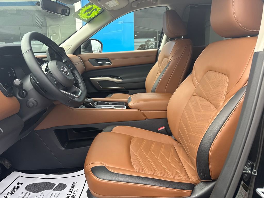 Used 2024 Nissan Pathfinder Platinum w/ Cargo Package image 11
