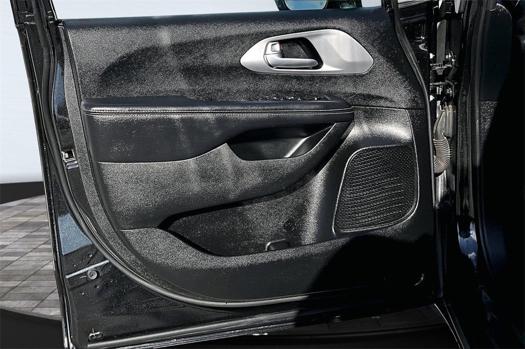 Used 2018 Chrysler Pacifica Touring-L w/ Premium Audio Group image 24