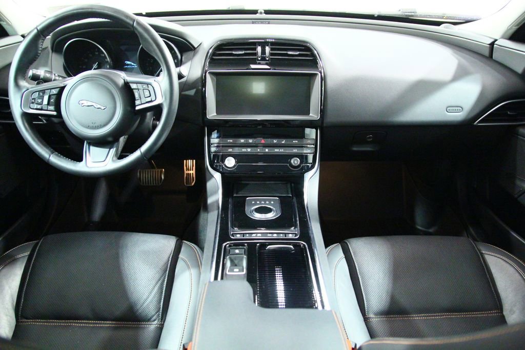 Used 2019 Jaguar XE Prestige image 18