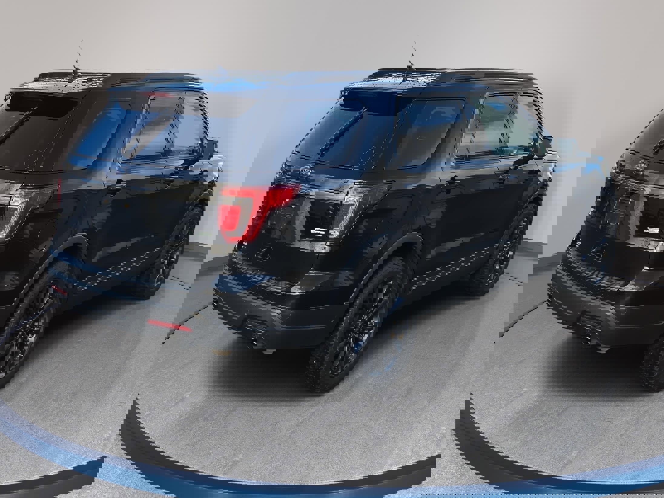 Used 2018 Ford Explorer XLT w/ Equipment Group 202A image 5