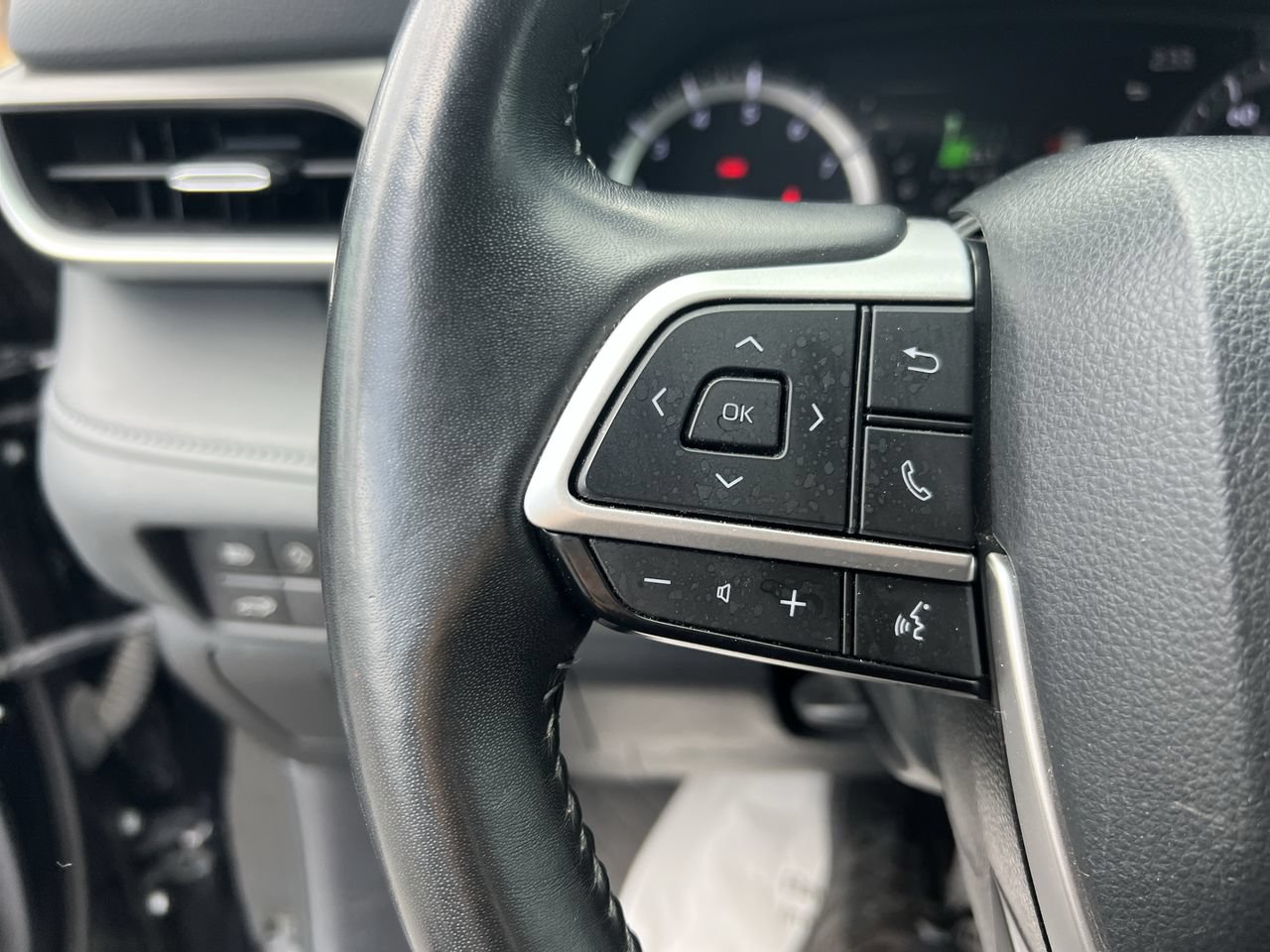 Used 2024 Toyota Highlander LE FWD image 19