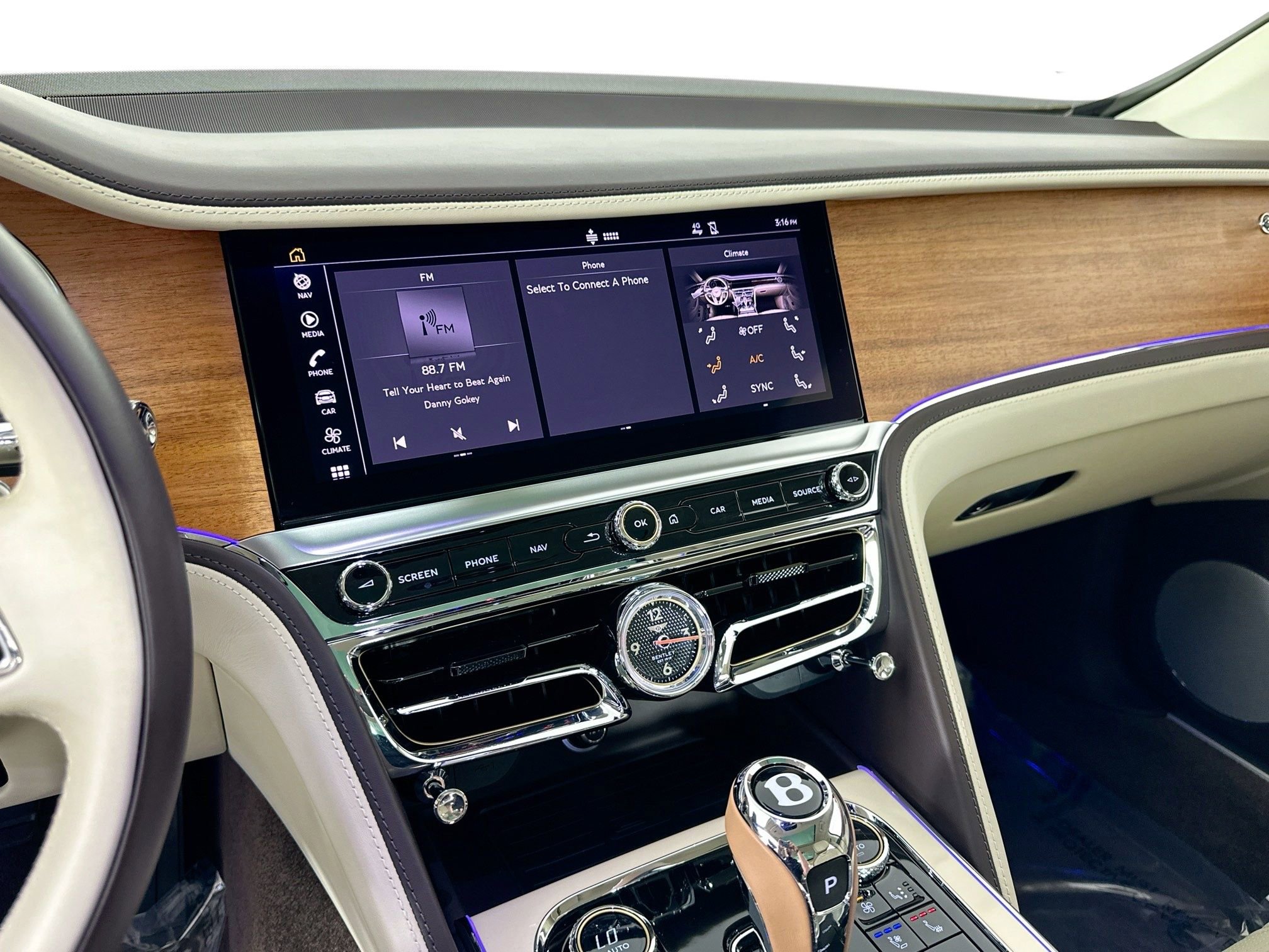 Used 2023 Bentley Flying Spur Plug-In Hybrid image 15