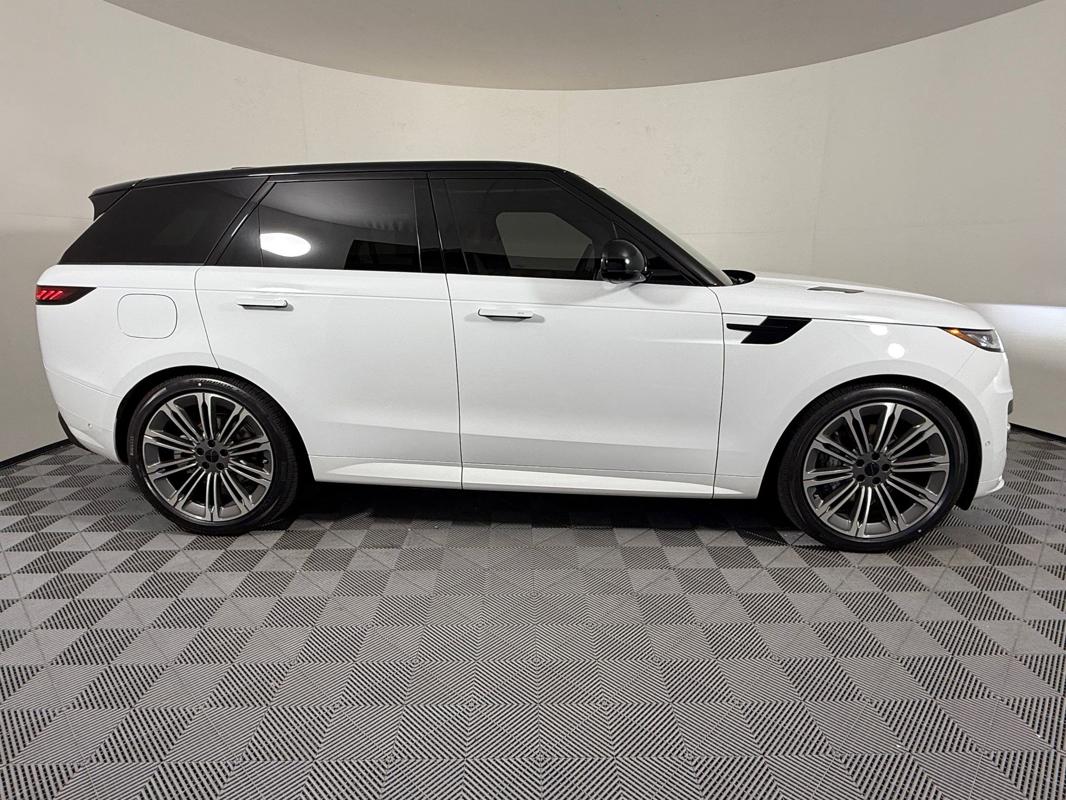 New 2026 Land Rover Range Rover Sport Dynamic SE AWD/4WD image 7