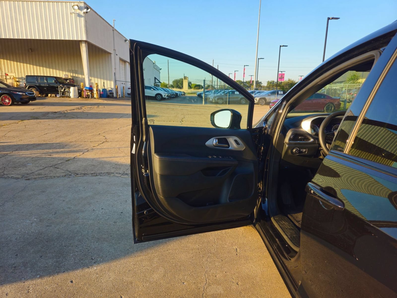 Used 2025 Chrysler Pacifica Limited FWD image 8