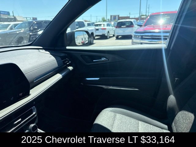 Used 2025 Chevrolet Traverse LT FWD image 18