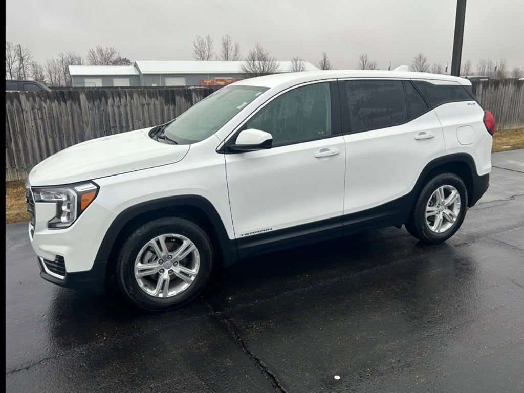 Used 2024 GMC Terrain SLE image 1