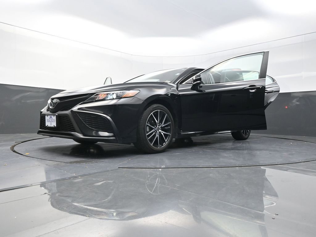 Used 2024 Toyota Camry SE w/ Cold Weather Package image 31