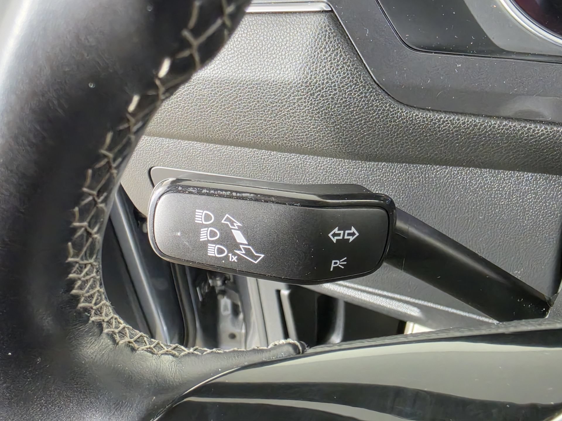 Used 2020 Volkswagen Tiguan SE R-Line FWD image 15