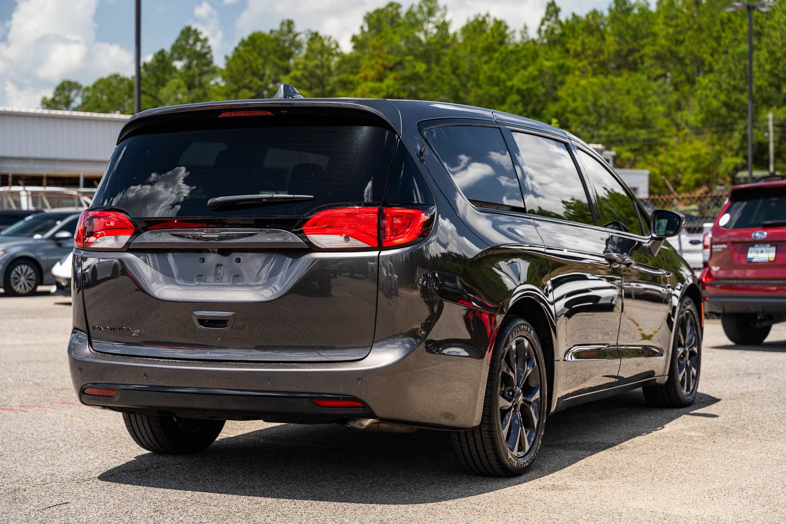 Used 2020 Chrysler Pacifica Touring w/ S Appearance Package FWD image 7