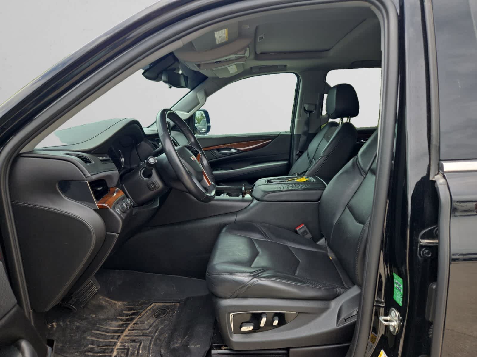 Used 2018 Cadillac Escalade Luxury AWD/4WD image 9