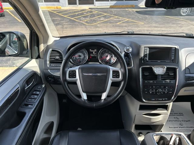 Used 2015 Chrysler Town & Country Touring w/ Driver Convenience Group image 24