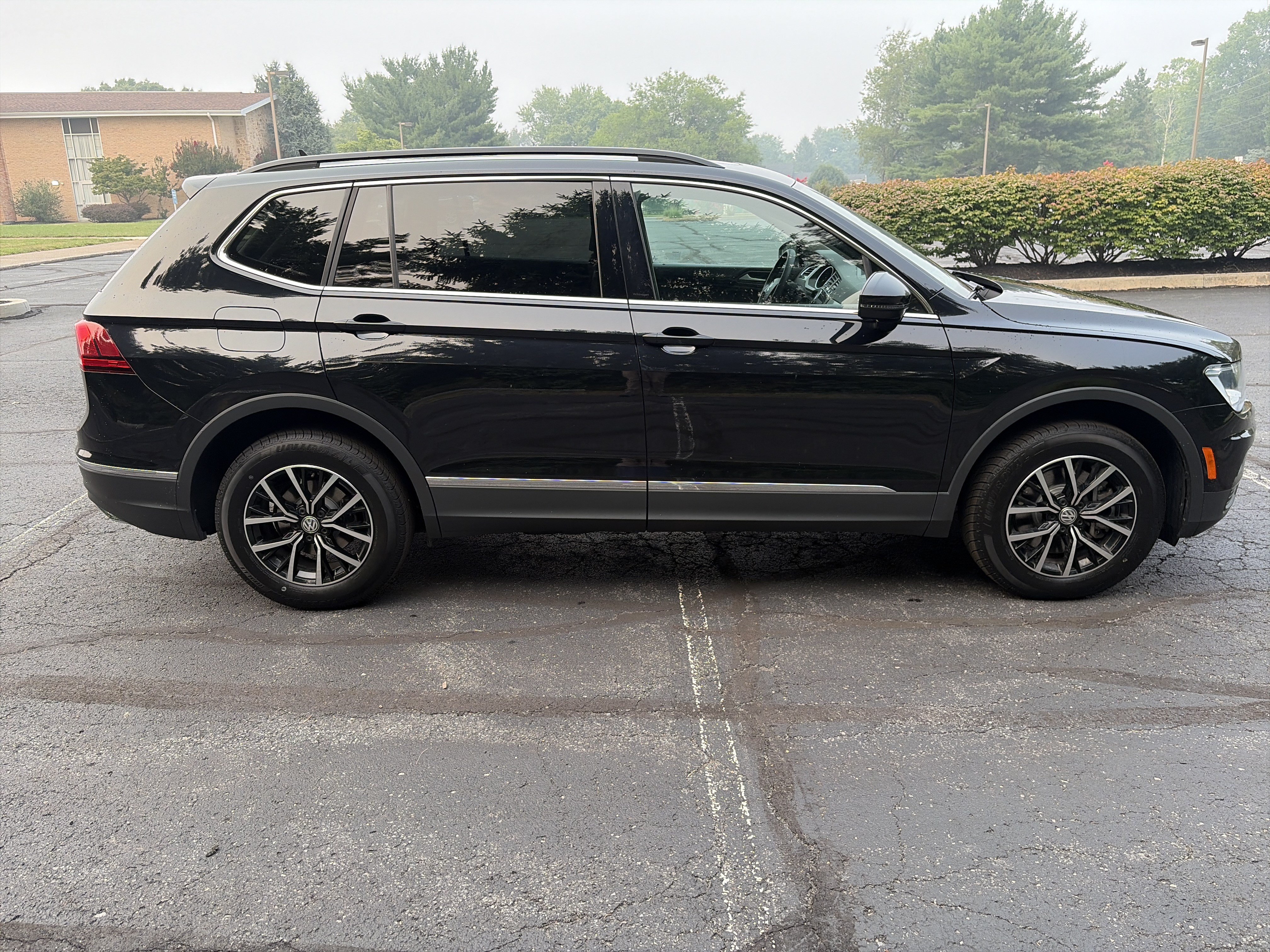 Used 2021 Volkswagen Tiguan SE w/ Panoramic Sunroof Package AWD/4WD image 4