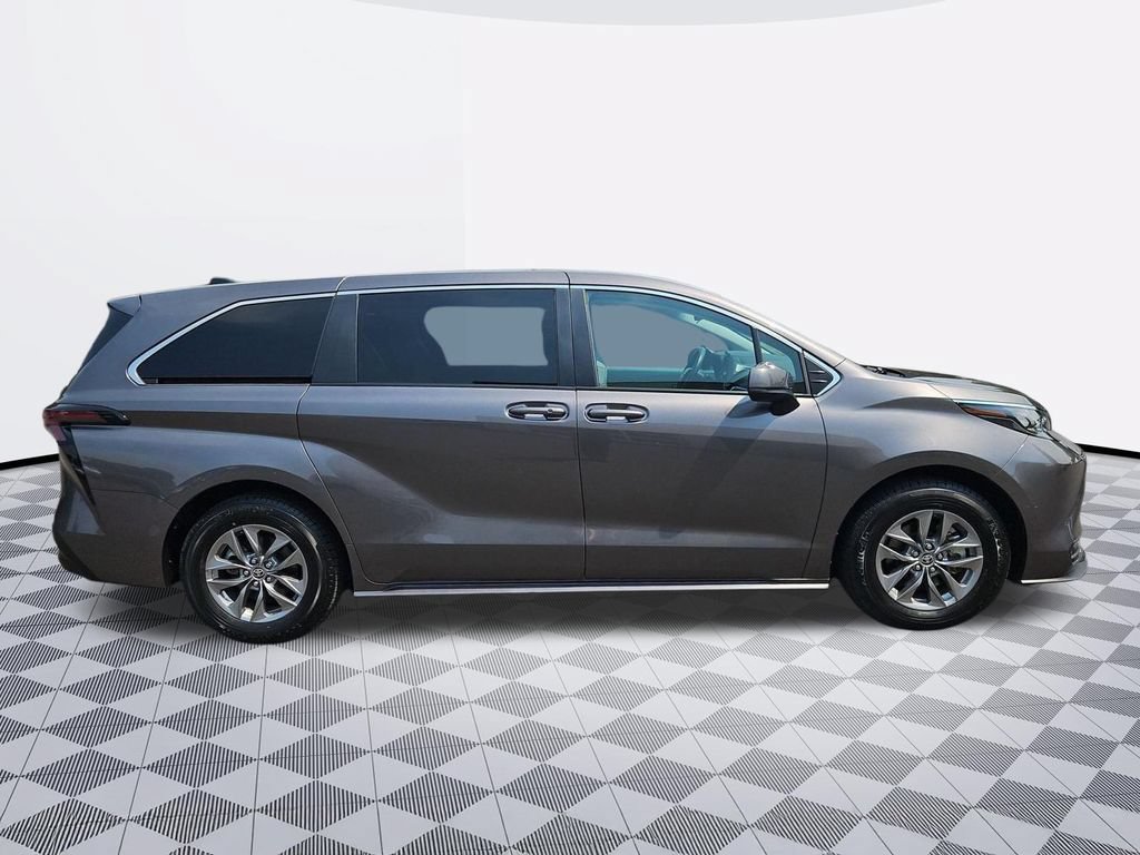 Used 2024 Toyota Sienna LE FWD image 7