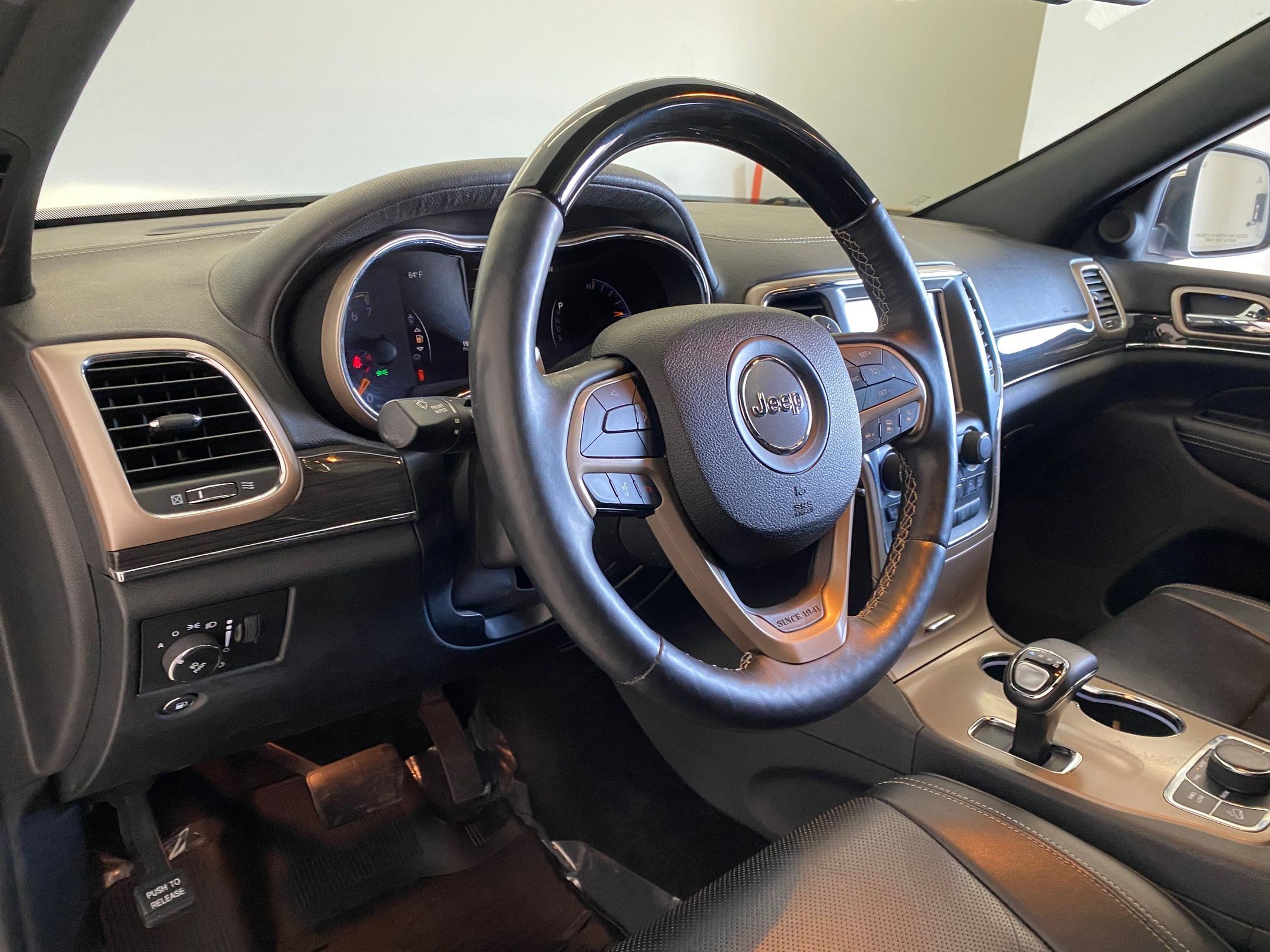 Used 2015 Jeep Grand Cherokee Overland w/ Advanced Technology Group image 4