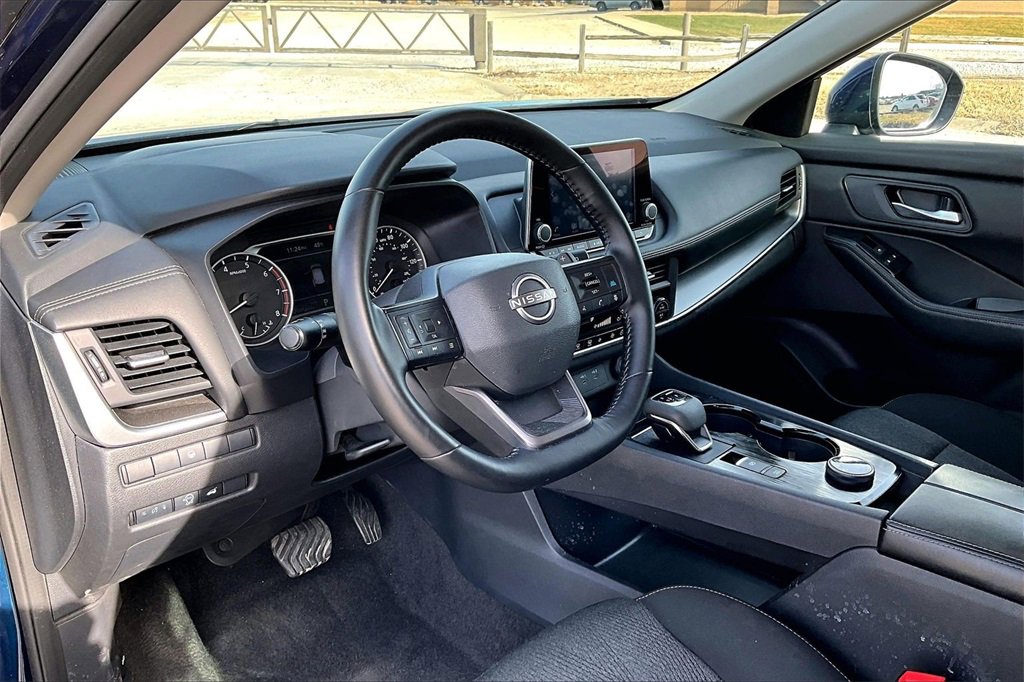 Used 2025 Nissan Rogue SV image 12