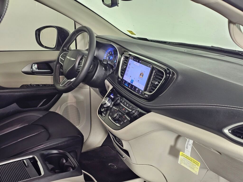Used 2023 Chrysler Pacifica Touring-L image 39