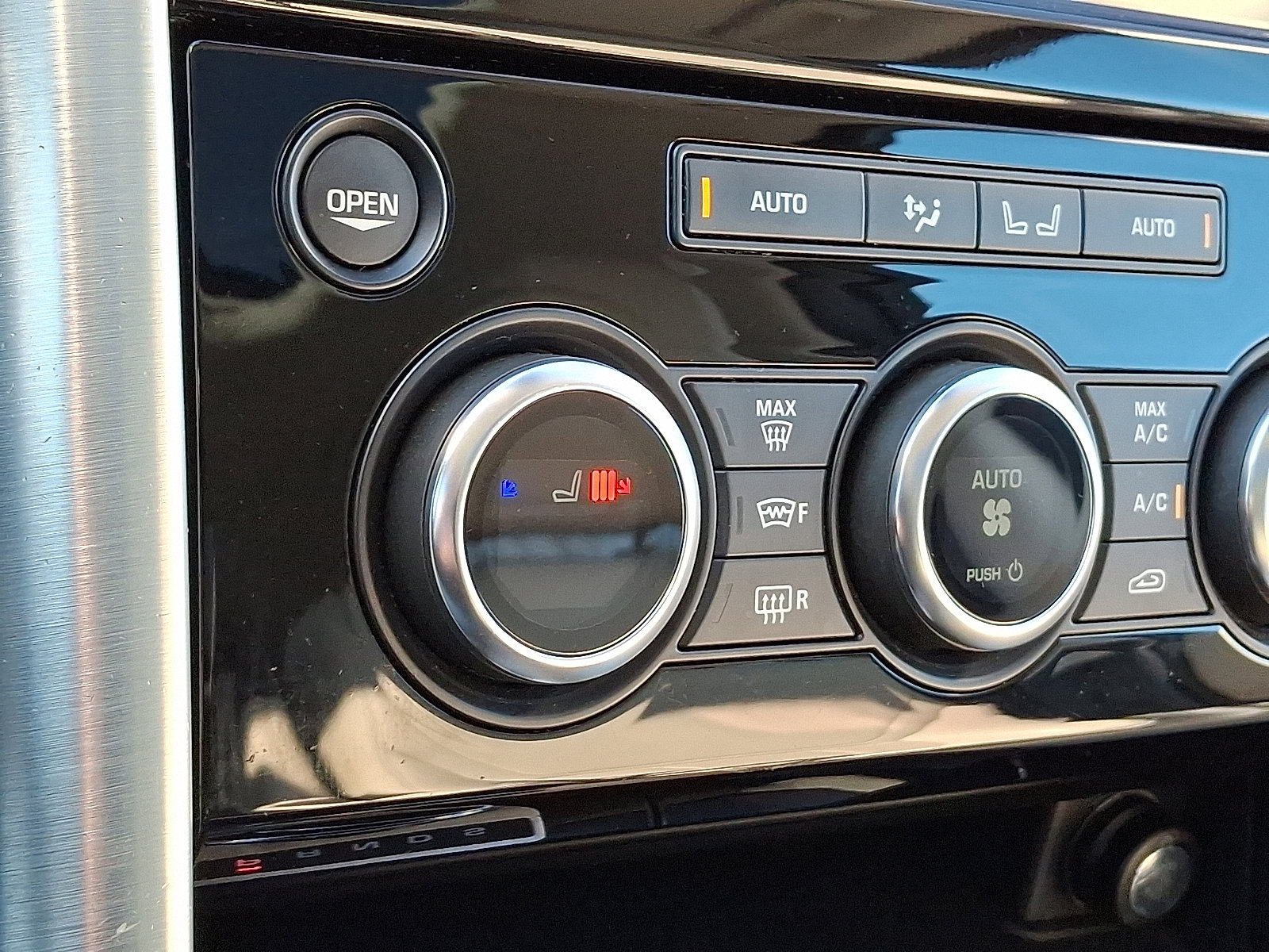 Used 2018 Land Rover Discovery HSE image 23