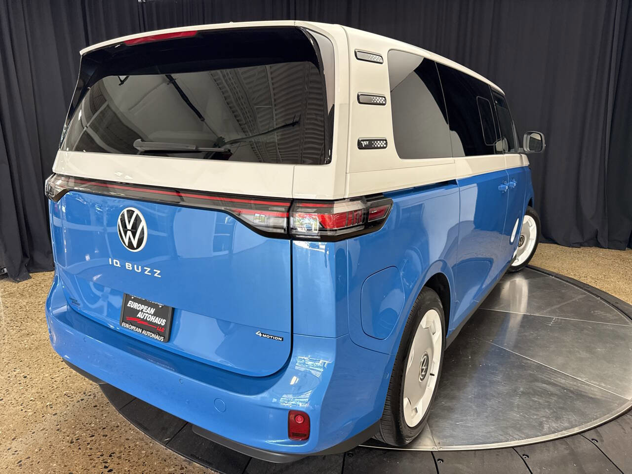 Used 2025 Volkswagen ID. Buzz 1st Edition image 8