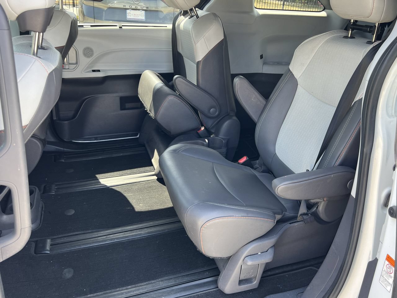 Used 2021 Toyota Sienna XSE FWD image 11